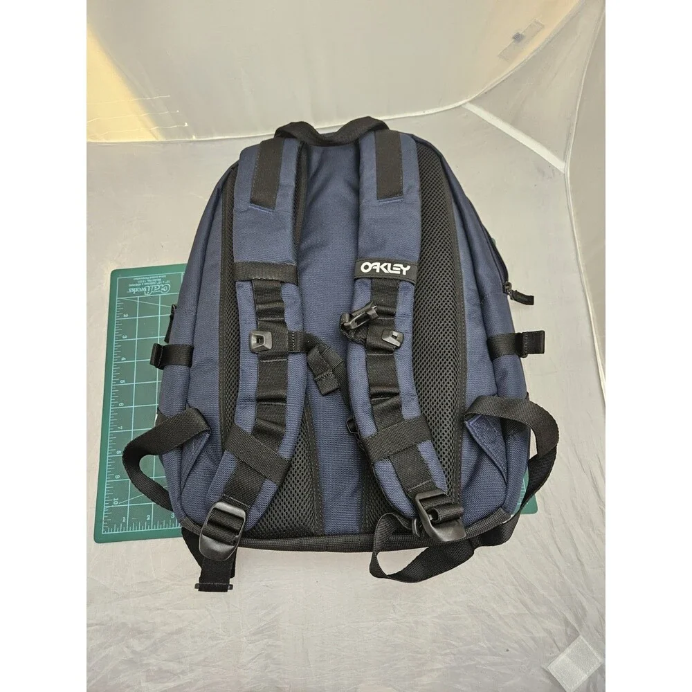 Oakley Modelo Oro Cerveza Backpack w padded laptop sleeve Blue